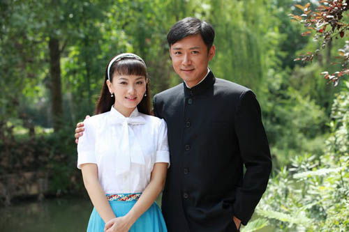 他是紅極一時(shí)的明星，為了照顧妻子放棄前程，今生活美滿